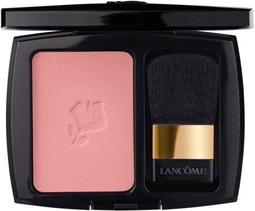 En lyserød blush og en sort makeupbørste med guldbånd i en sort kompakt.