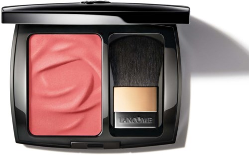 En kompakt makeup-æske med lyserødt rouge og børste, mærket Lanc f4me, med et slankt sort låg.