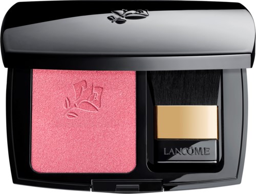 En makeuppalett med rosa rouge, en liten borste och en guldkant, i ett svart fodral med ett glänsande lock.