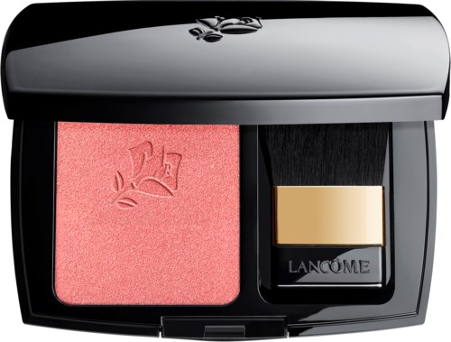 En sminkkompakt med rosa rouge och en svart borste med guldhandtag inuti ett svart fodral.