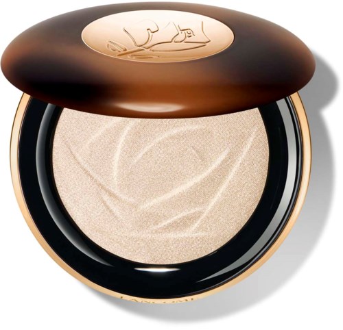 Ett beige pressat puder i ett runt skal med ett mörkbrunt lock. Locket har en logga eller design på toppen.