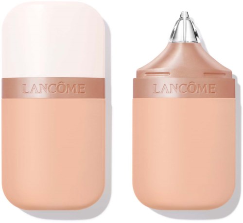 Ett beige läppstiftsfodral med varumärkesnamnet 'Lancôme' och ett genomskinligt lock, bredvid en löstagbar läppstiftspensel.