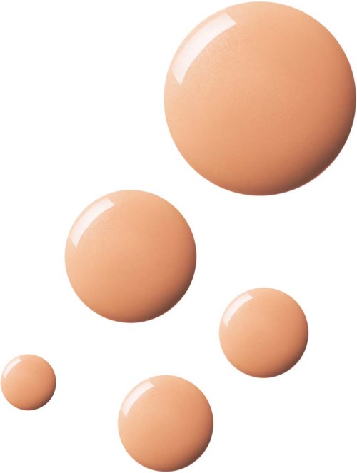 En grupp av fem beige ägg i olika storlekar med glänsande ytor på vit bakgrund.
