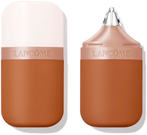 En persikfärgad makeup-sticka med klart lock, märkt 'Lancôme', som visar både öppen och stängd form.