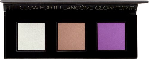En makeup palette med tre lyse farver: hvid, fersken og lilla, i en sort æske med guldtekst.