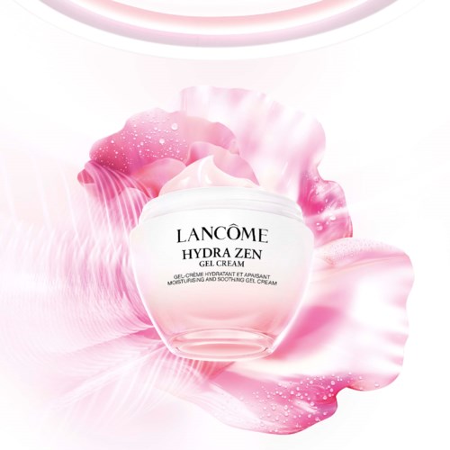 Ein weißer Behälter mit Lancôme Hydra Zen Gelcreme, umgeben von rosa Blume und Cremeschleifen.