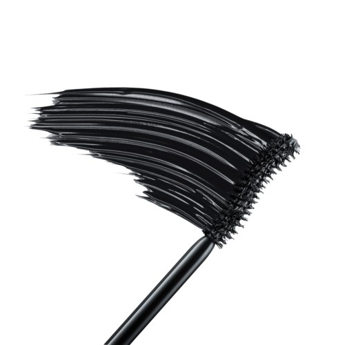 En svart mascara børste som sprer mascara på hvit bakgrunn.