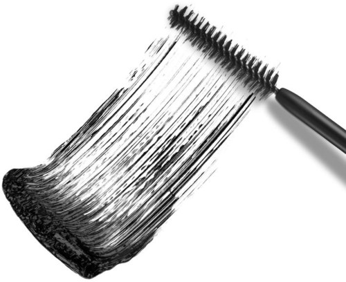 En mascara-borste med svart mascara, som skapar en fet streck på en vit bakgrund.