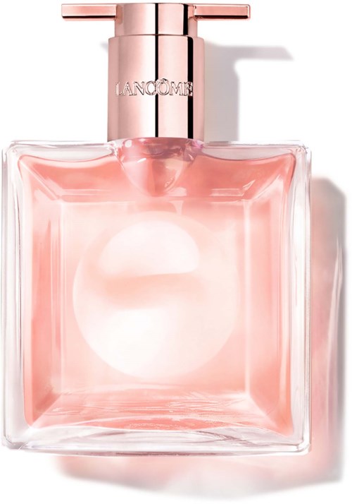 En pink parfume flaske med et firkantet glas og en pink metalhætte. Brandnavnet Lancome er på hætten.