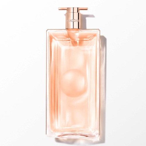 Eine rosa Parfümflasche mit silberner Kappe, rechteckige Form und durchsichtigem Glas, das die Flüssigkeit zeigt.