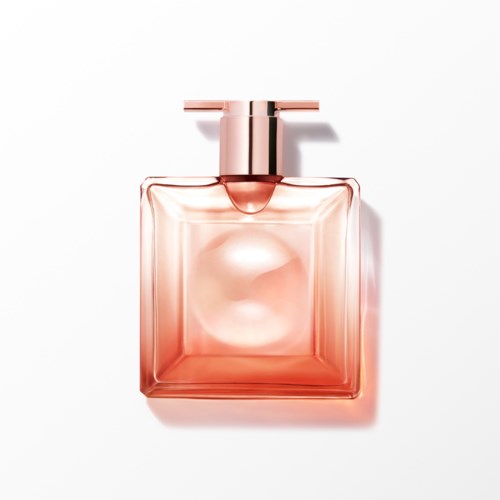 Eine rosa Parfümflasche mit eckiger Form, Metallkappe und leuchtender Reflexion im Inneren.