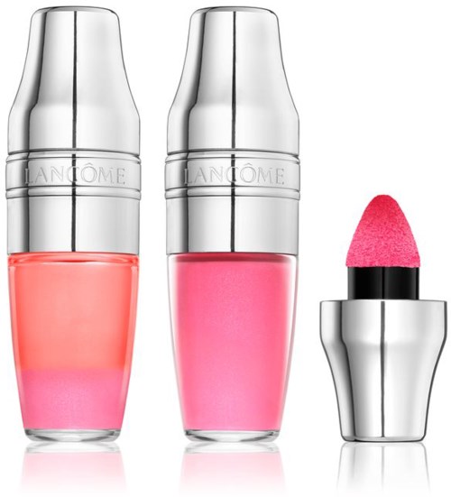 Två läppglansflaskor och en läppstift med rosa nyanser på en vit bakgrund.