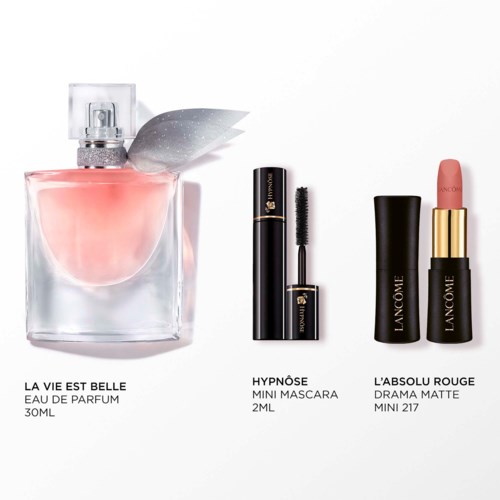 Parfymflaska med rosa vätska, mascara och läppstift från Lancôme mot vit bakgrund.