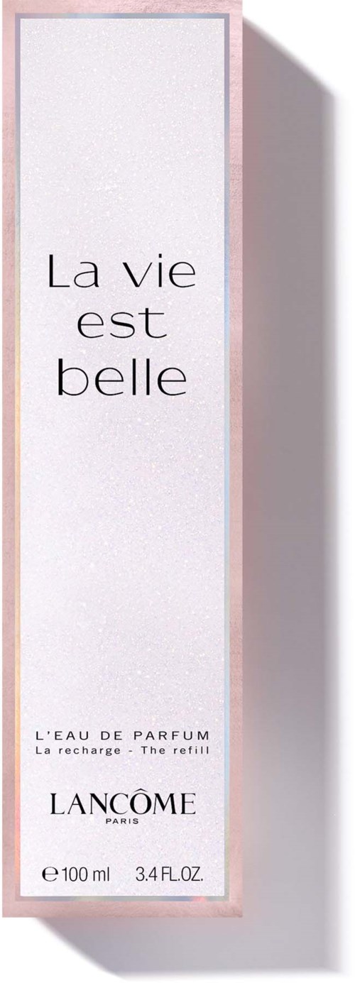 Ett långt, smalt paket med rosa kanter, vit bakgrund och svart text. Det är för Lancôme parfym och säger "Livet är vackert."