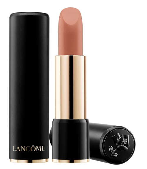 Beżowa pomadka w czarnym i złotym opakowaniu, z zamkniętym wieczkiem obok, z napisem Lancôme.