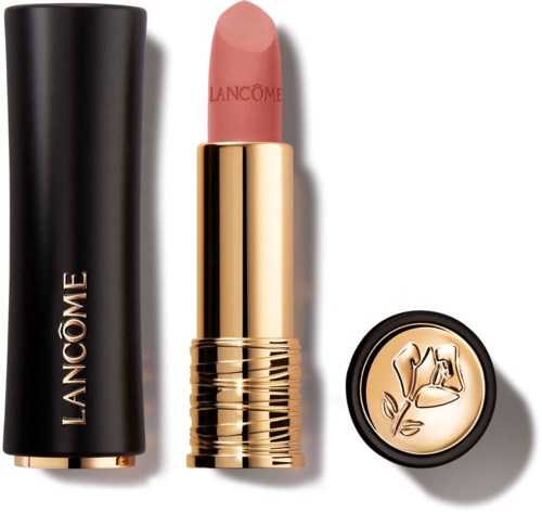 A läppstift i ett guldhölje med en rosa-beige färg, bredvid en svart lock med "Lancôme" skrivet på, och ett runt emblem.
