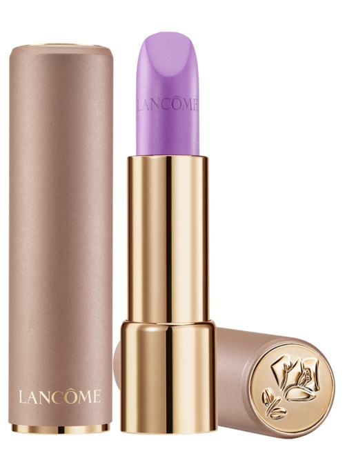 En lavendelfärgad läppstift i guldhölje med beige rör, märket Lancôme, och en präglad logotyp.