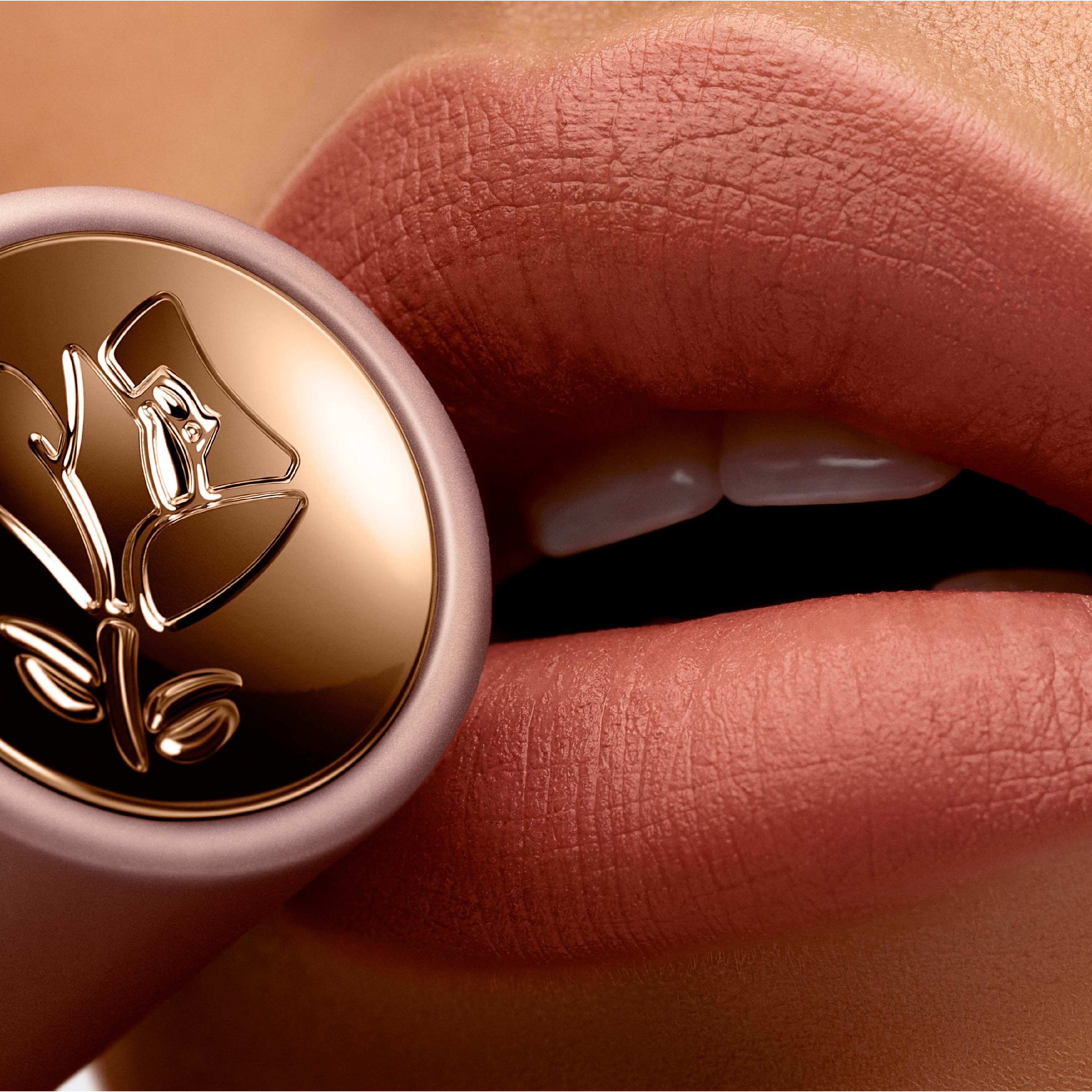 Lancôme L'Absolu Rouge Intimatte Lipstick 247 Unretouched Nude (obrázok 10)