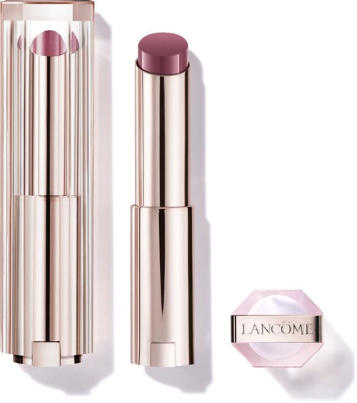 En Lancôme leppestift med lyse rosa emballasje og tilsvarende rosa leppestift. Kapselen er plassert ved siden av leppestiften.