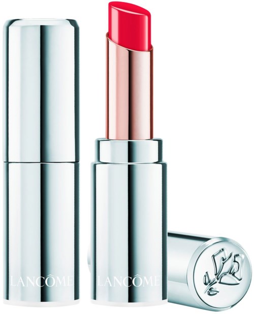 Ett rött läppstift i ett silverrör med lock, med märket 'Lancome' på röret.