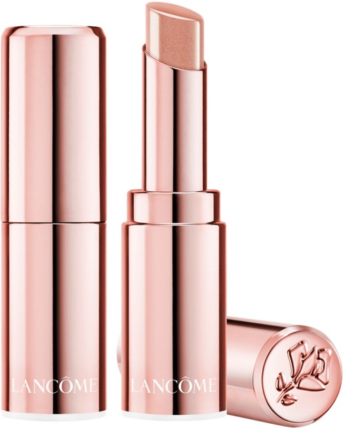En roséguld läppstift står upprätt med locket avtaget, visar den krämiga, ljusbeige färgen inuti.