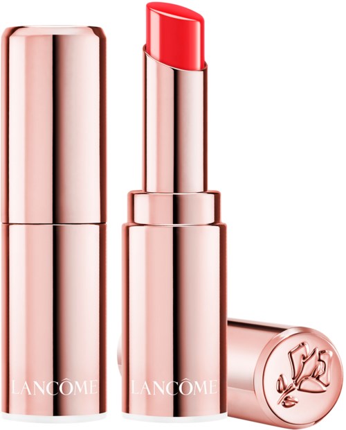 En läppstift i en glänsande, metallisk roséguldförpackning med rött läppstift synligt.