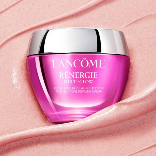 Pinkki ja hopeinen purkki Lancôme Rénergie Multi-Glow -kermälle vaaleanpunaisella taustalla kerrosuortela.