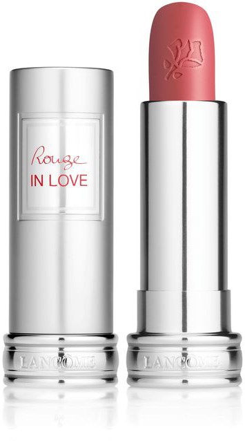 En rosa läppstift med silverhölje, märkt "Rouge IN LOVE," står bredvid sin behållare.