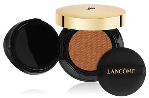 En makeup-kompakt med guldlåda, innehållande bronzer, och en svart svampapplikator med guld "Lancôme"-skrift.