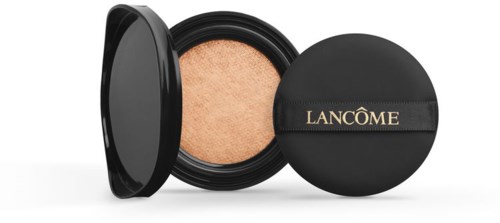 En svart beigeppuder i en öppen kompakt och en stängd rund svart förpackning märkt 'Lancôme'.