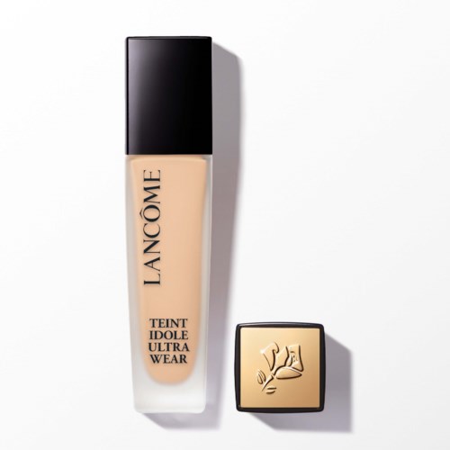 Butelka podkładu Lancôme i małe kwadratowe pudełko z logo dłoni i serca.