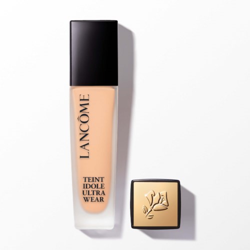 En beige flytande foundationflaska med svart lock och en liten fyrkantig behållare med en hand som applicerar kräm.