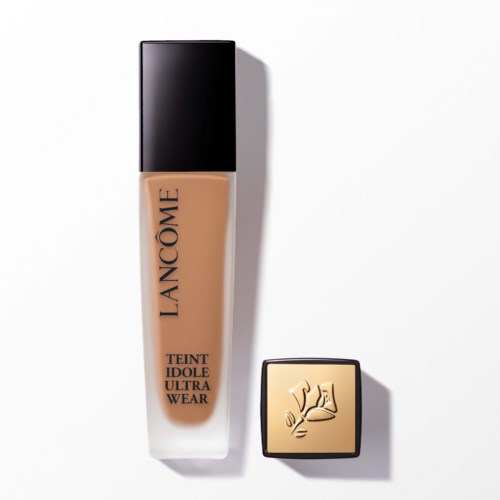 Lancôme foundationflaska med svart lock och en beige kvadratisk puderdosa med logga. Enkla, eleganta sminkprodukter.