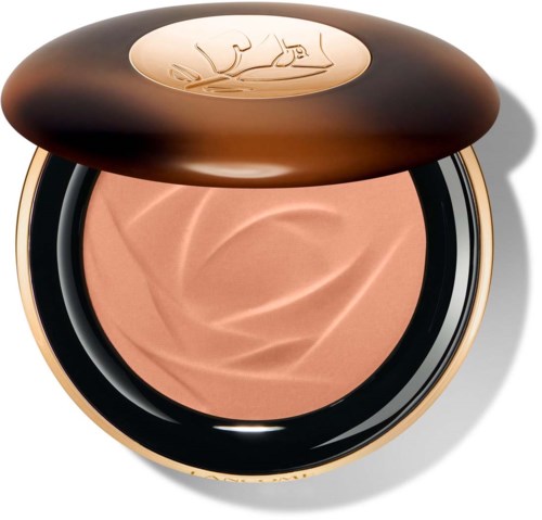 Gouden compact met beige poeder binnenin, open deksel met logo op bovenkant.