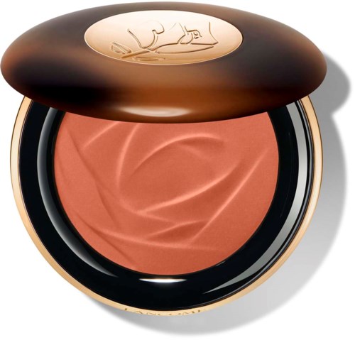 Ein runder Make-up-Blush in einer dunkelbraunen Dose mit goldfarbenen Akzenten, zeigt eine rosafarbene Inside.