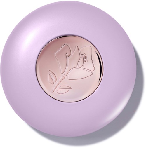 Ein runder Make-up-Blush mit einem Blumenlinienmuster auf der Oberfläche, umgeben von einer lavendelfarbenen Verpackung.