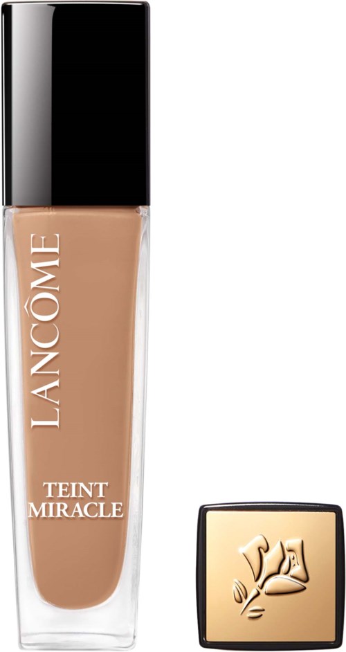 En beige flytende foundation i en klar flaske med svart lokk og gullfarget topplokk. Merke er Lancôme Teint Miracle.