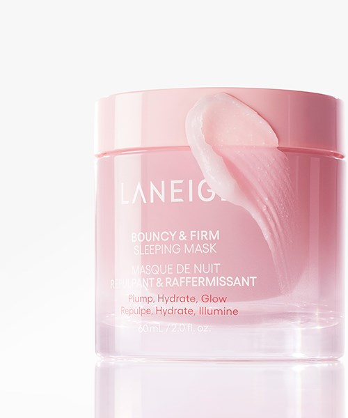 Pinkfarbene Behälter mit Laneige Schlafmaske und einem Klecks oben. Text sagt 'Bounce & Firm Sleeping Mask'.