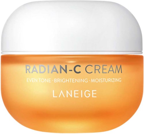 Ett litet orange krämglas med vit lock, märkt 'RADIANCE C CREAM', för att jämna ut hudtonen, ge lyster och återfukta.