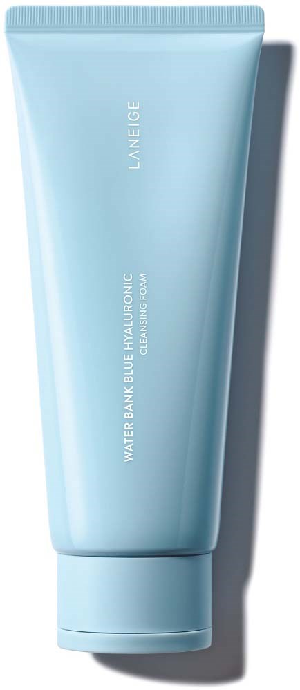 En ljusblå tub märkt 'Lanège' med 'Water Bank Blue Hyaluronic Cream' skrivet vertikalt. Den står upprätt med en skugga.