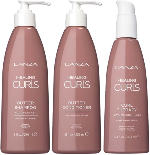 Tre flasker med L'ANZA Healing Curls hårpleieprodukter: butter shampoo, conditioner og therapy spray.