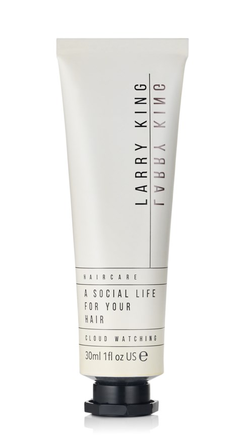 En vit hårbalsamtub från Larry King, 30 ml, med svart lock, märkt för socialt liv och hårvård.
