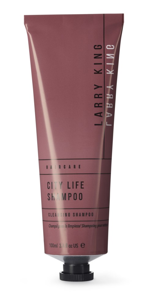 En rosa-brun tub med tvättschampo med svart lock och vitt text, märkt som Clay Life Shampoo av Laundry King.