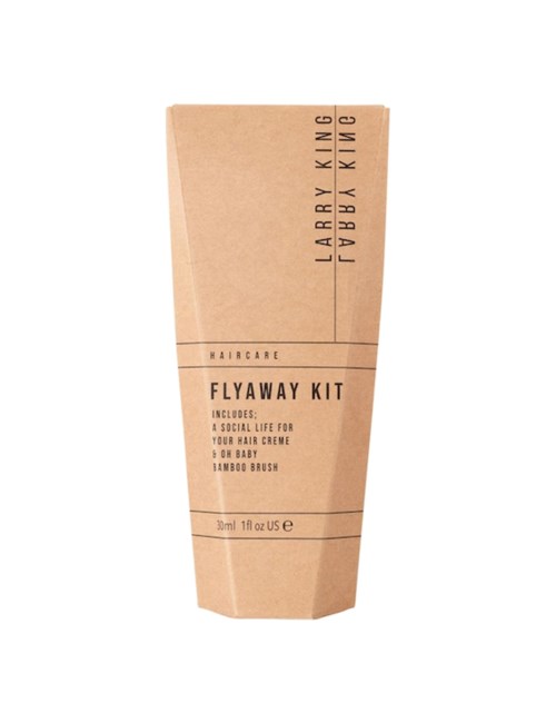 Brun tub med etikett 'Flyaway Kit' för hårvård, inkluderar socialt liv för håret, hårkräm och bambuborste.