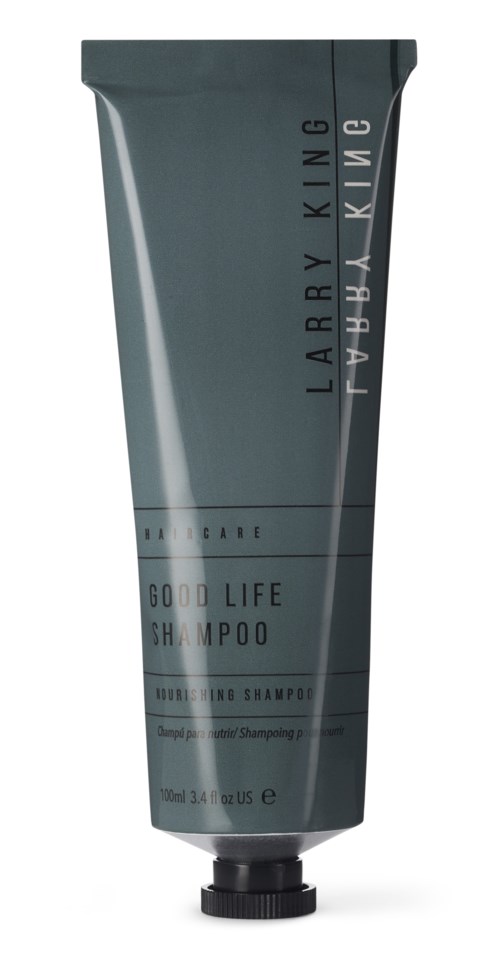 En mörkgrå tub med LARRY KING GOOD LIFE SHAMPOO och svart lock, står upprätt.
