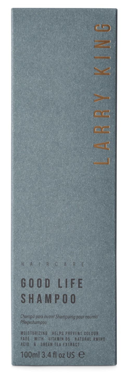 En lång, smal grå låda med orange text som säger 'LARRY KING' och svart text för 'GOOD LIFE SHAMPOO.'