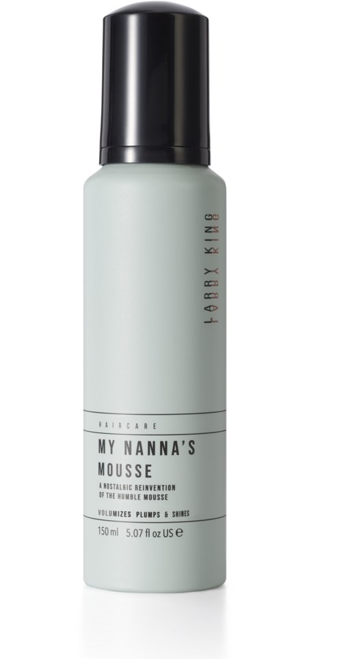 Valkoinen pullo mustalla korkilla, merkitty "My Nanna's Mousse" hius- tai vartalotuotteeksi. Yksinkertainen muotoilu, 150 ml.