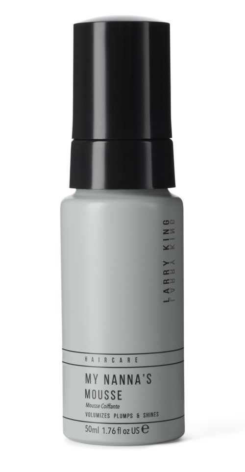 Valkoinen pullo mustalla korkilla ja tekstillä, merkitty hiusvaahtona lisäämään volyymia ja pehmeyttä, 50 ml.