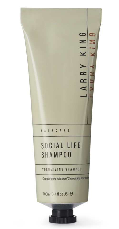En beige tub av social life-schampo med svart lock, märkt som volymgivande schampo av Larry King.