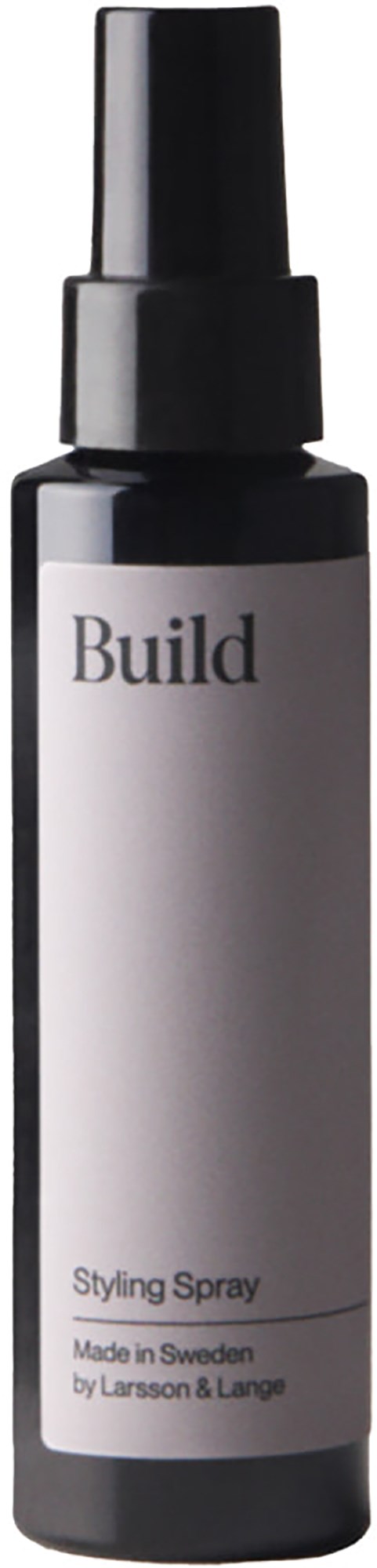 En sort sprayflaske med hvid label, der siger "Build Styling Spray" og er lavet i Sverige.